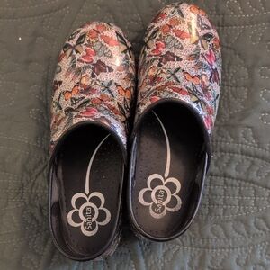 Sanita Women's Multicolor Butterfly Clogs